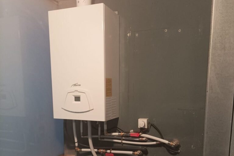Instalación de caldera de gas en Pamplona: así montamos una Sime en un lavadero